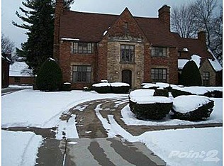 A typical house on Afton Street, in still elegant Palmer Woods. You can get this baby with guest quarters for a lot less than my little two bedroom condo.