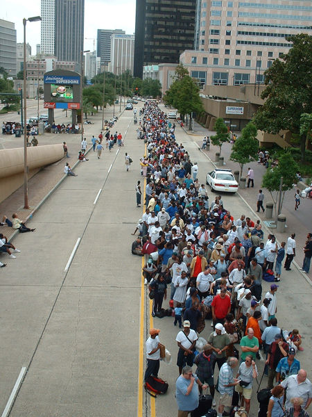 450px-People_lining_up_for_shelter_in_Superdome_in_New_Orleans