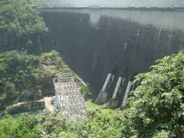 Bhumibol_dam_front-102714