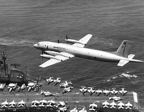 Soviet_Il-38_May_passing_low_over_USS_Midway-072915