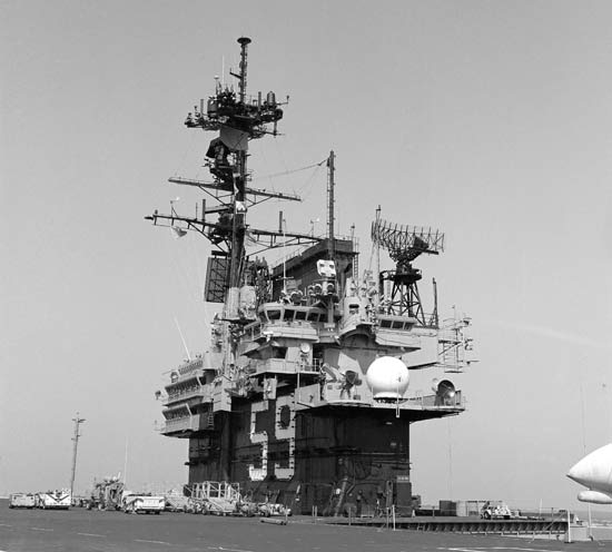 USS_Forrestal_(CV-59)_port_quarter_view_of_island_and_masts-090715
