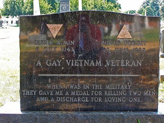 Gay_vietnam_veteran_tomb-012116